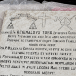 La comunidad de la Casa Madre recibe la lápida del Padre Reginaldo Toro, honrando así la memoria de su fundador. La lápida de Reginaldo Toro vuelve a la casa Madre de las Hermanas